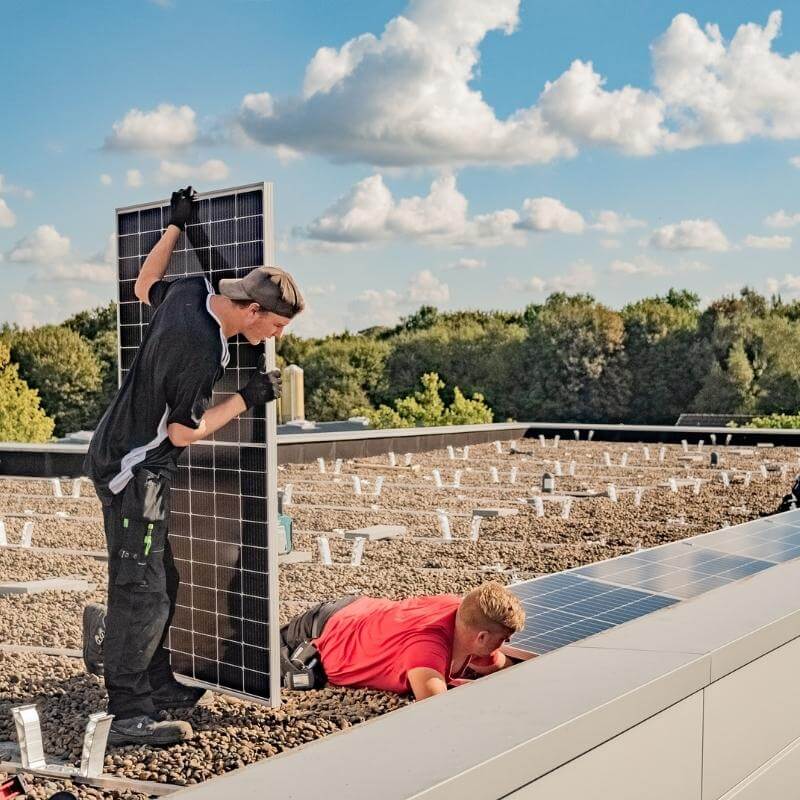 Installation einer großen Gewerbe Solaranlage von Görrissen Projekt Mitarbeitern