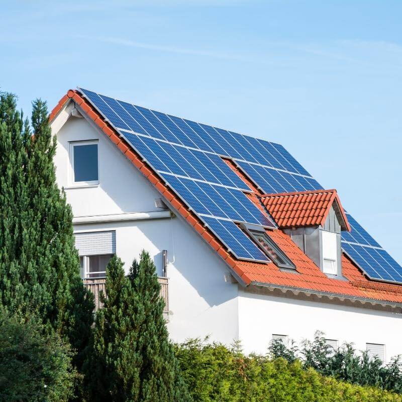 Ansicht eines Hauses mit einer Photovoltaik Anlage von Görrissen Projekt