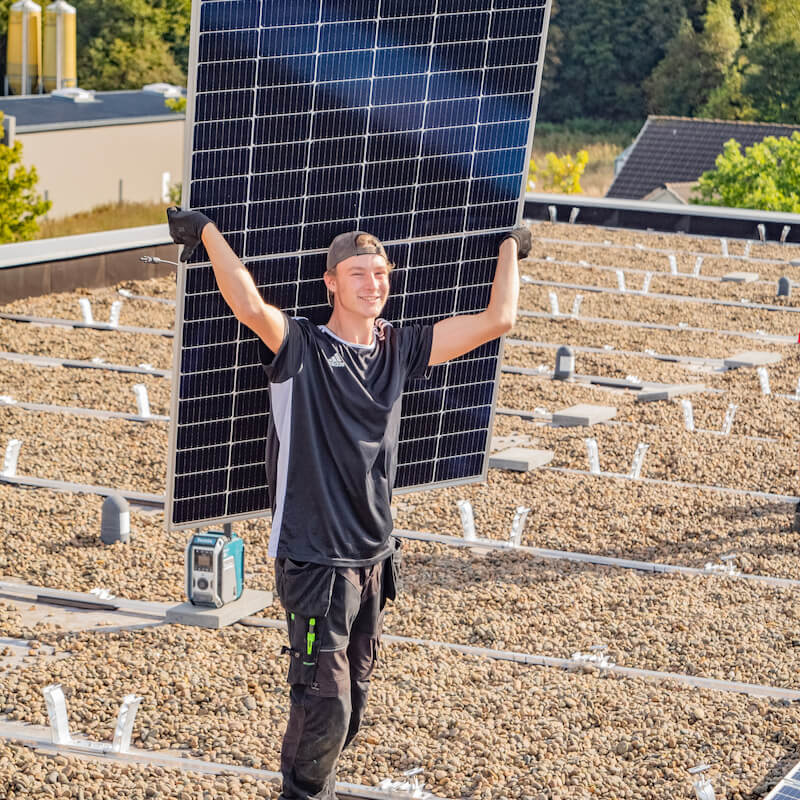Ein Photovoltaik Monteur von Görrissen Projekt im Sommer