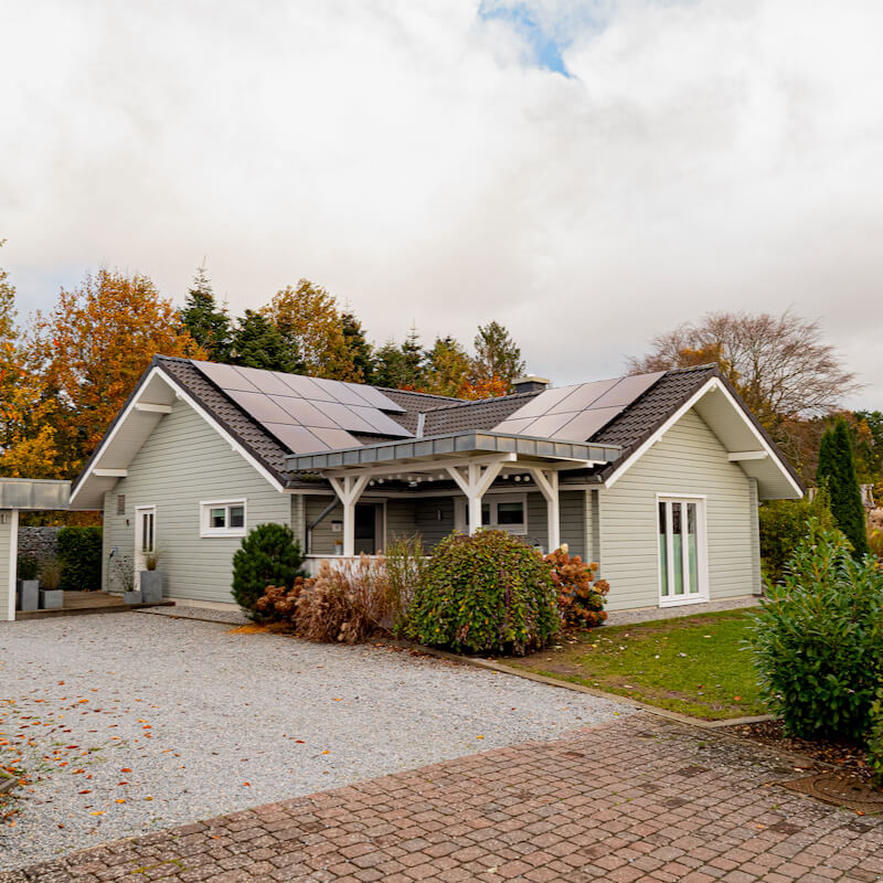 Herbstliches Haus mit Photovoltaik Anlage von Görrissen Projekt