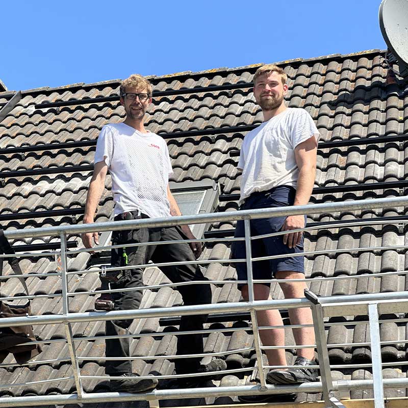 Björn und Stephan auf dem Dach, Monteure